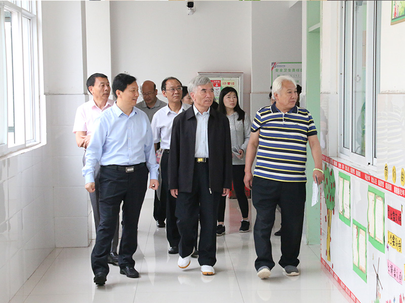 5月25日，北京大学原副校长林钧敬等一行来到鹤壁科达学校指导工作