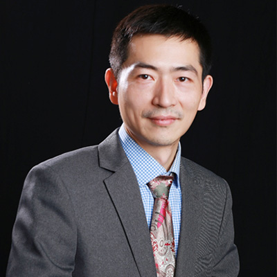 　　马九克  　　中学物理特级教师，全国优秀教师，上海教育年度十大新闻人物。教育部校长培训中心培训专家，教育部教育信息化课堂标准制定组专家，华东师大慕课中心兼职教授，华东师大网络学院特聘专家。
